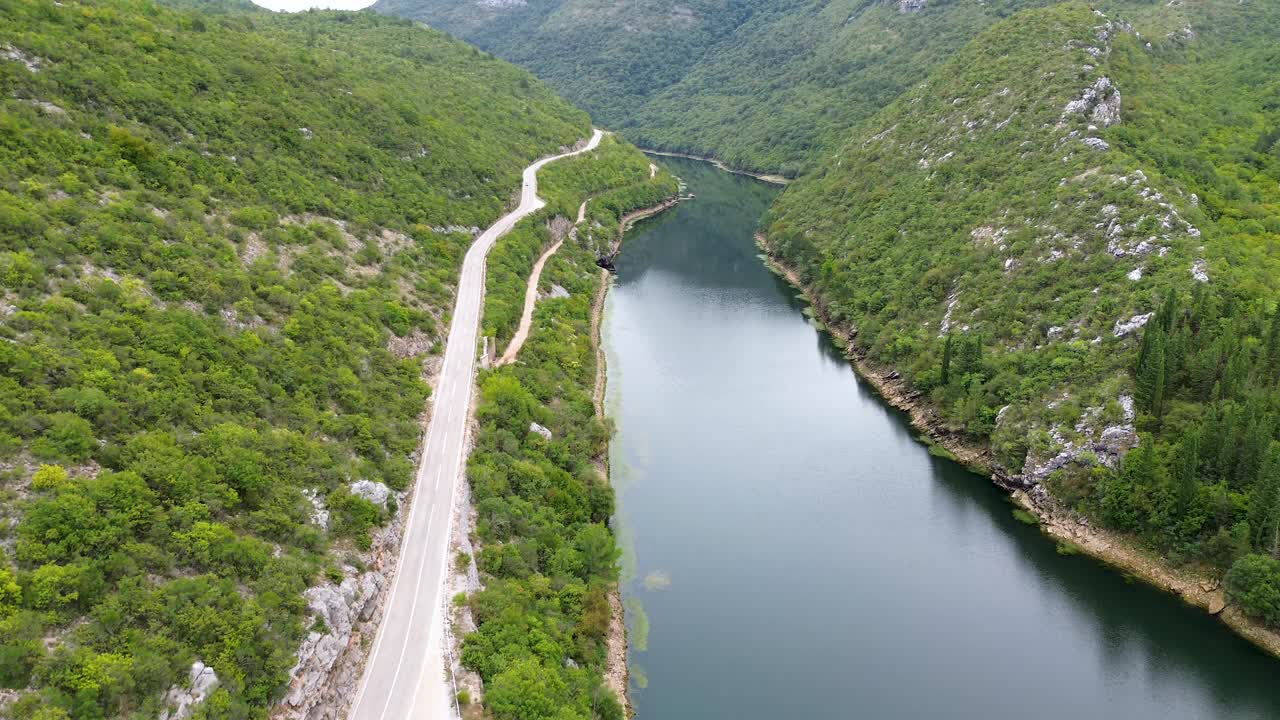 在风景山的湖边开车视频素材