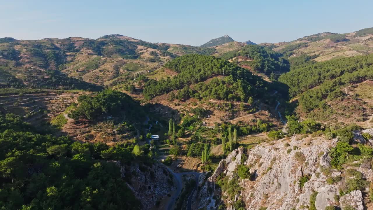 土耳其伊兹密尔地区的森林、山脉和山谷鸟瞰图视频素材