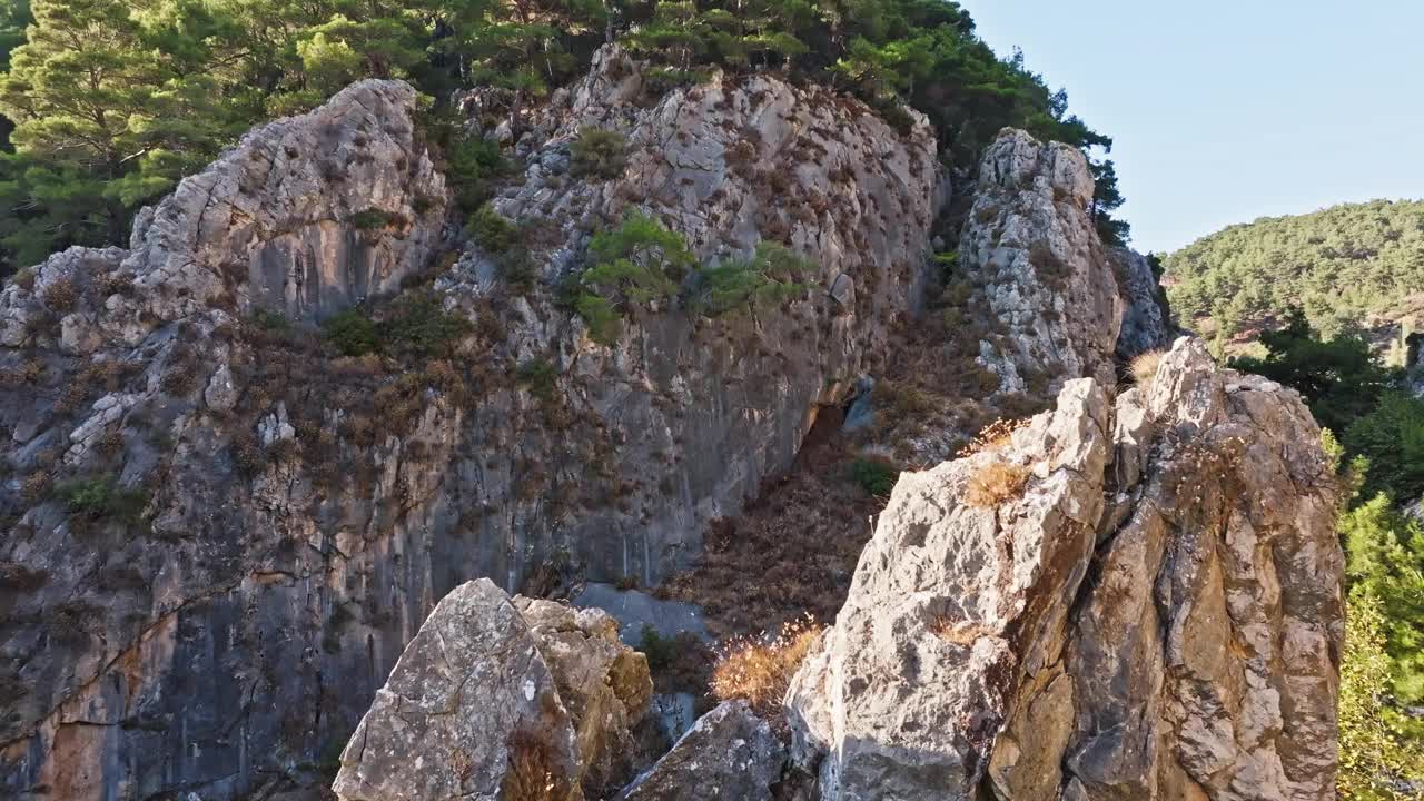 土耳其伊兹密尔地区的森林、山脉和山谷鸟瞰图视频素材