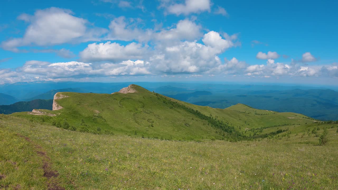 一个徒步旅行者沿着山路行走的第一人称视角视频素材