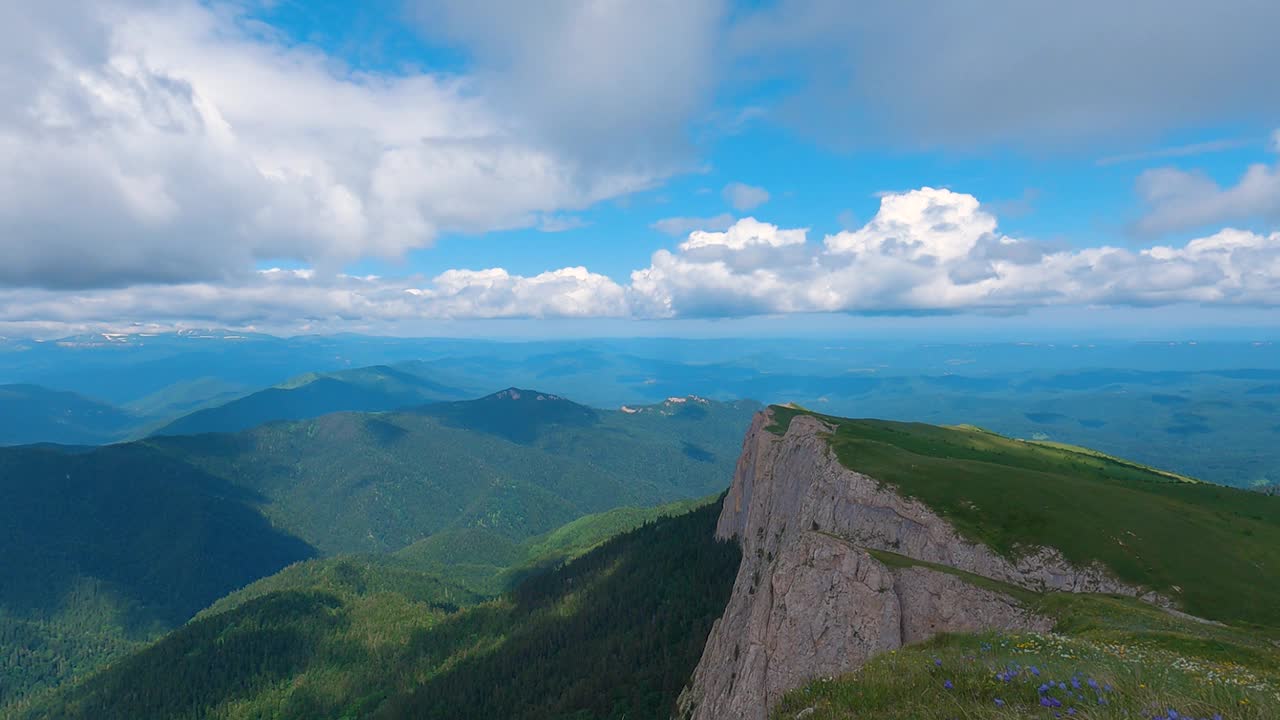 山峰和多云的天空全景视频素材