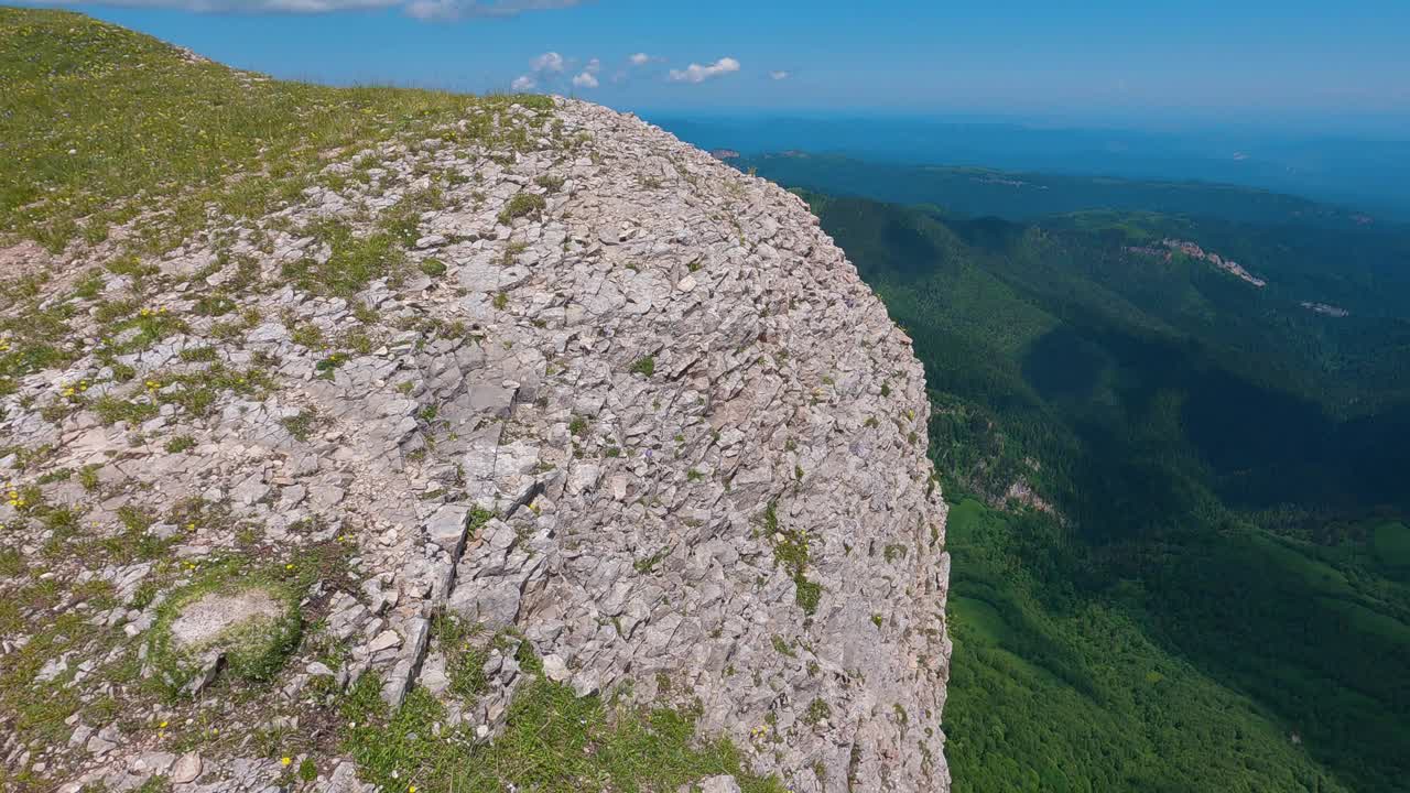 从悬崖边缘到下面山谷的景色视频素材