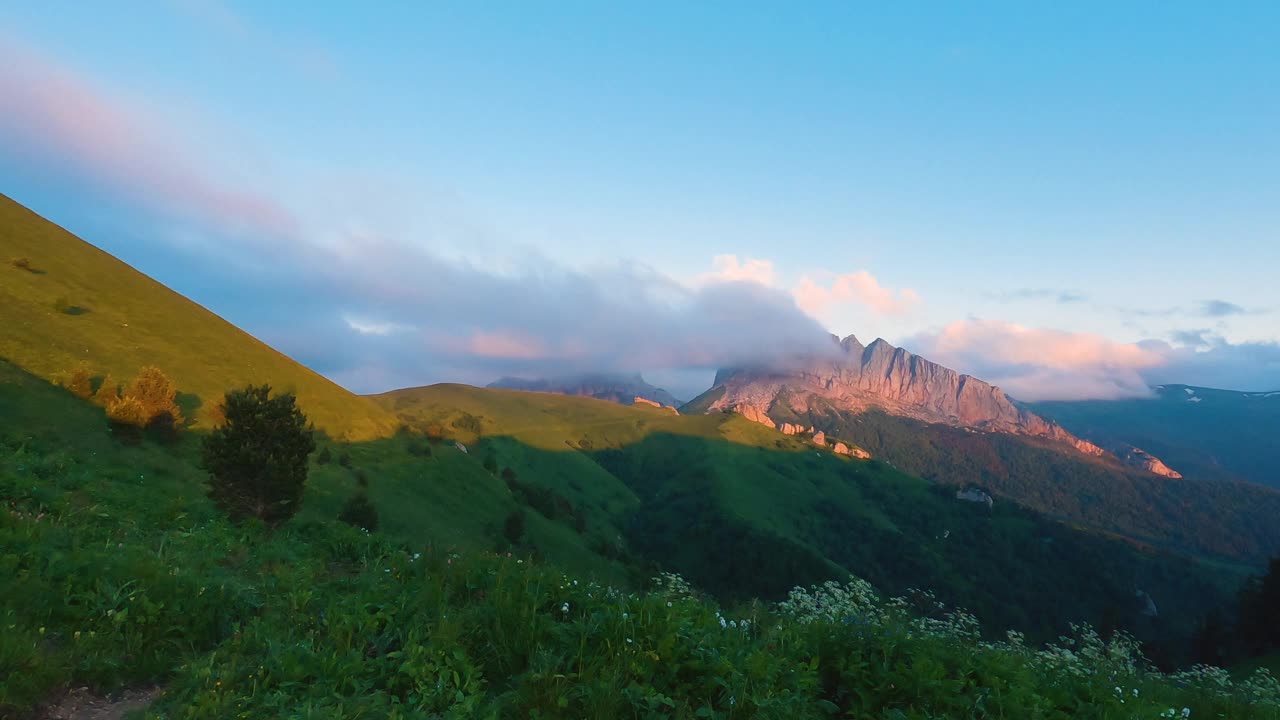 夕阳下美丽的悬崖视频素材