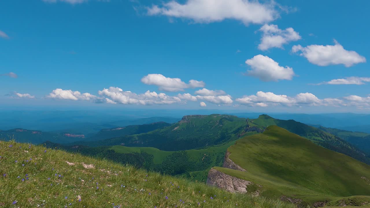 长满绿草的山峰景色视频下载