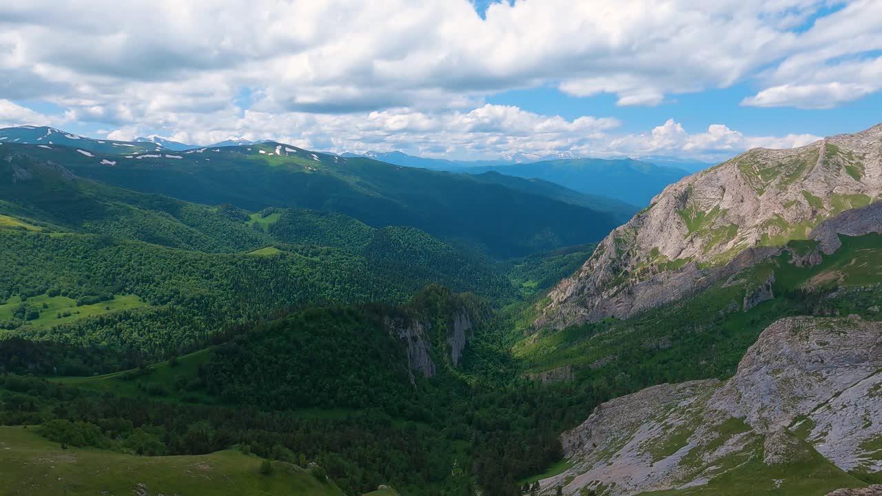 青山绿水，悬崖峭壁，山景尽收眼底视频素材