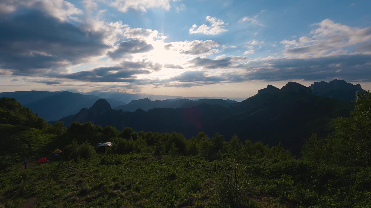 夜色中群山的全景视频下载