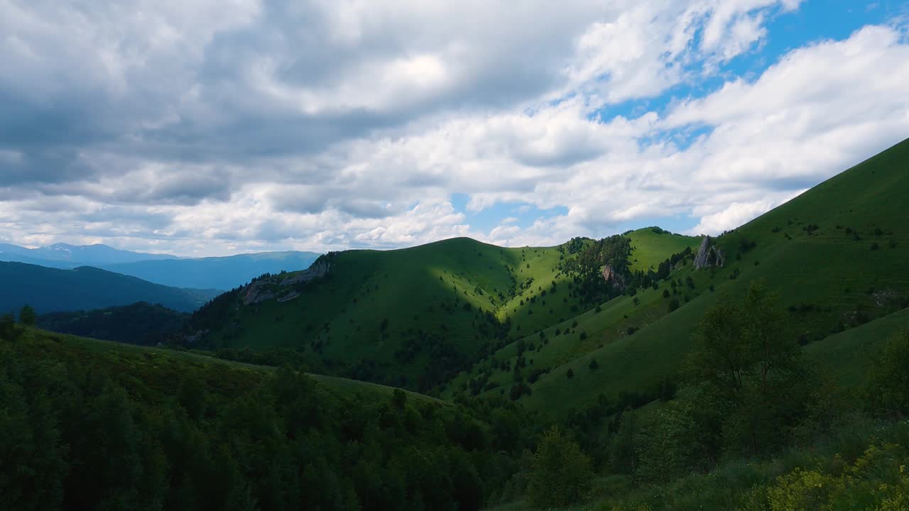 长满绿草的山峡景色视频素材