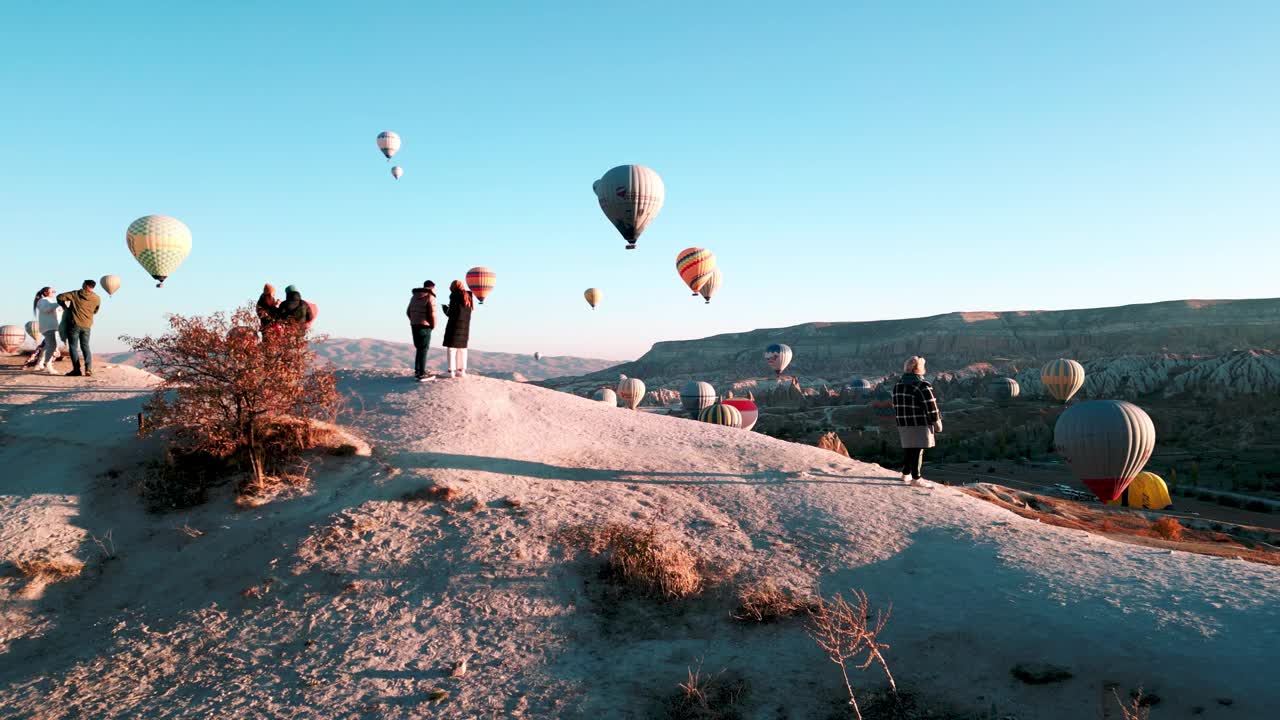 土耳其卡帕多西亚热气球飞行节无人机视图。色彩缤纷的浪漫和旅游目的地。彩色热气球在户外美丽的天空中飞翔。航拍视频4k视频下载