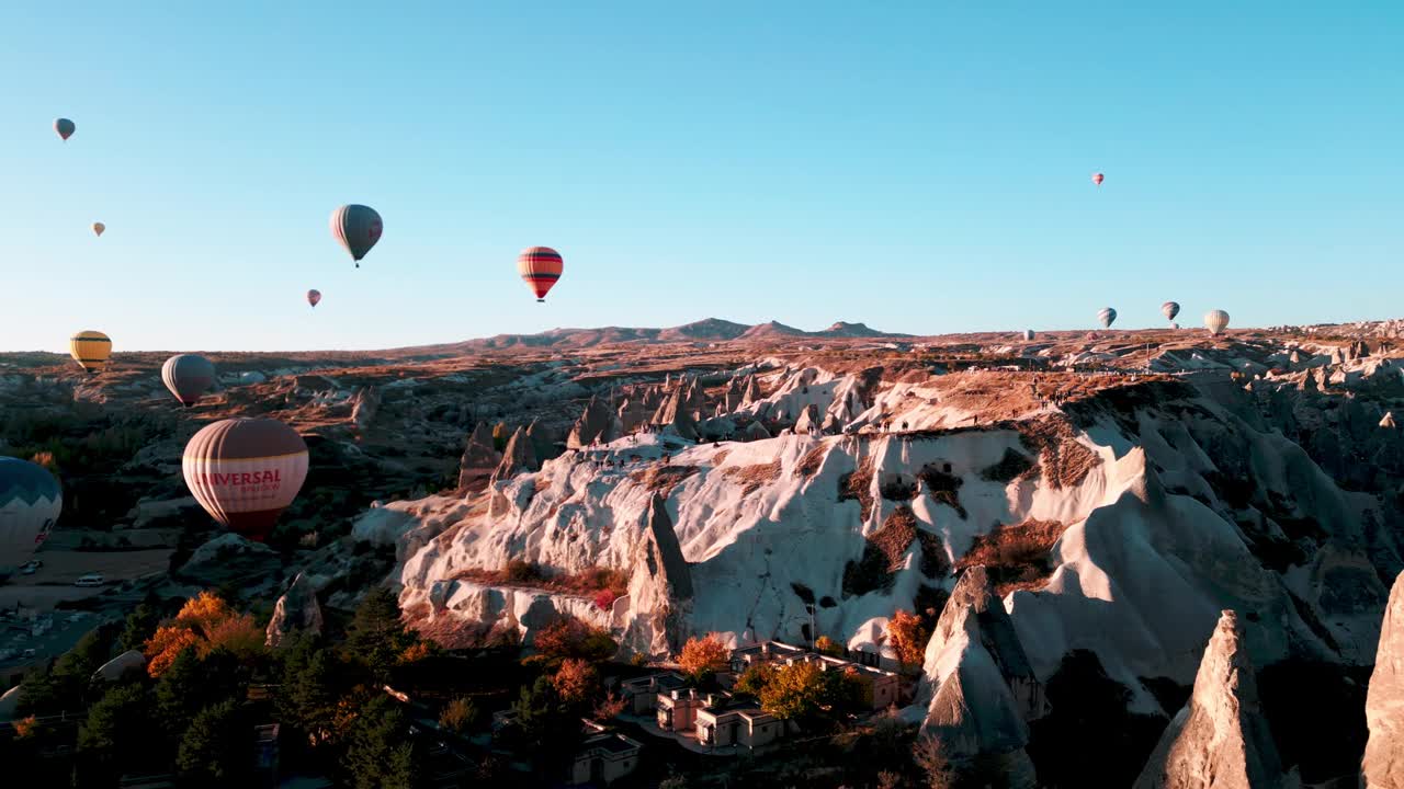 土耳其卡帕多西亚热气球飞行节无人机视图。色彩缤纷的浪漫和旅游目的地。彩色热气球在户外美丽的天空中飞翔。航拍视频4k视频下载