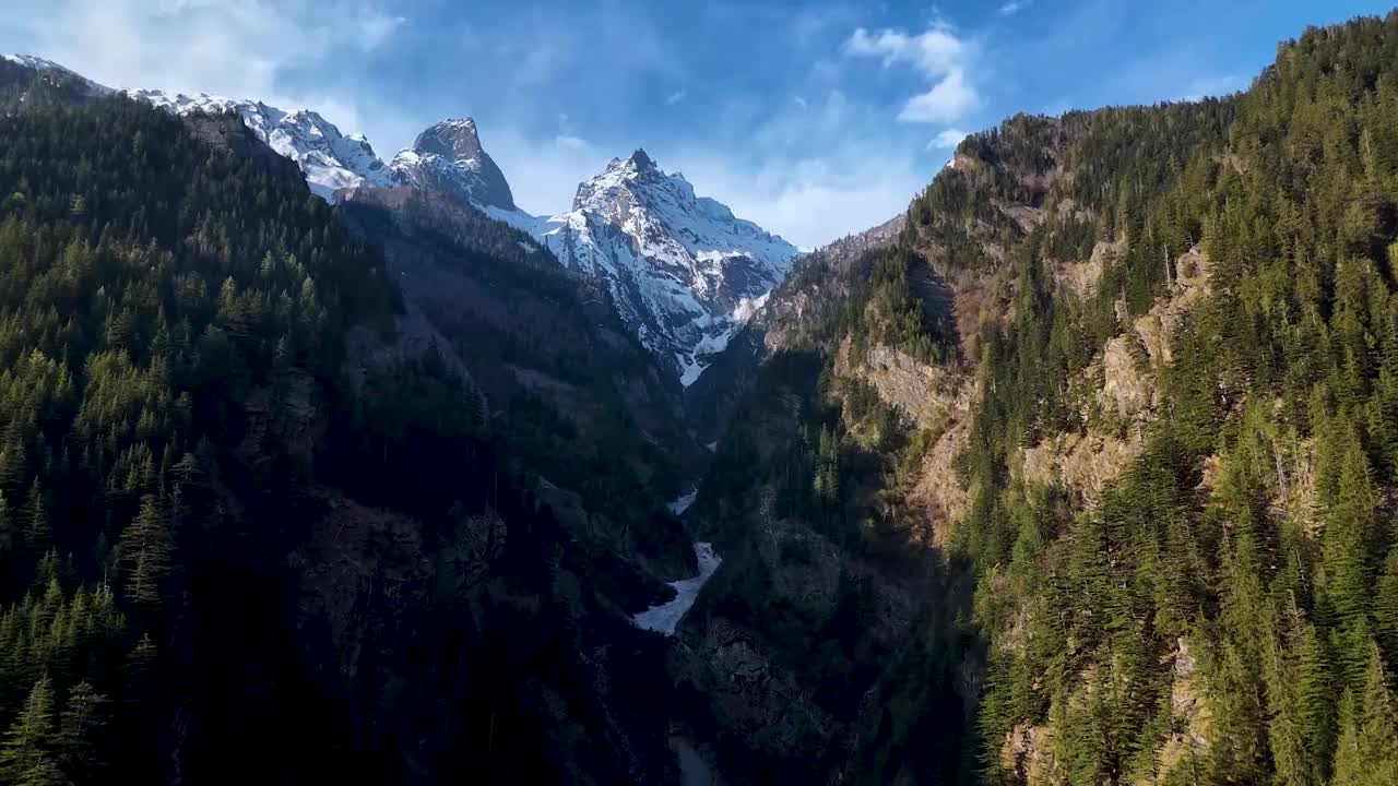 雪山山顶，壮丽的山峰(鸟瞰图)视频下载