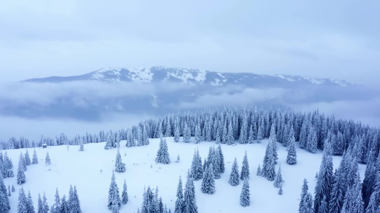 云在雪山上移动视频素材