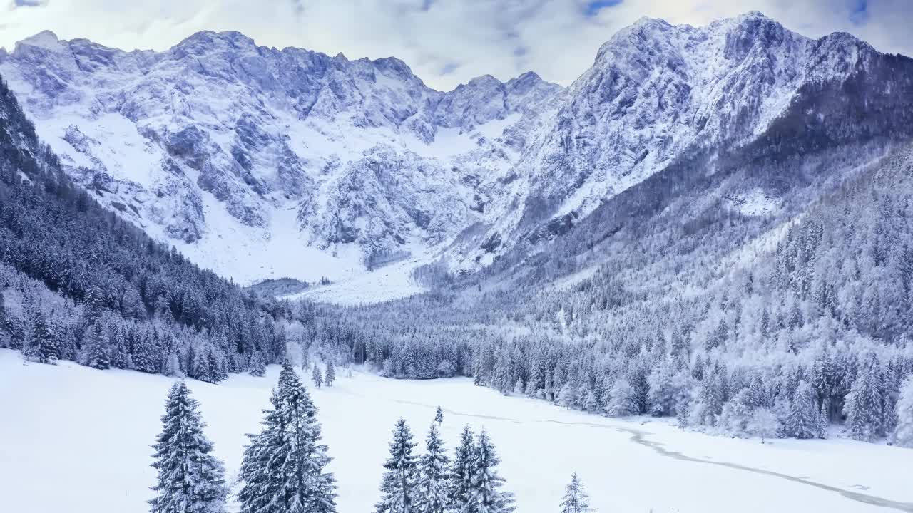 云掠过雪山的山谷视频下载