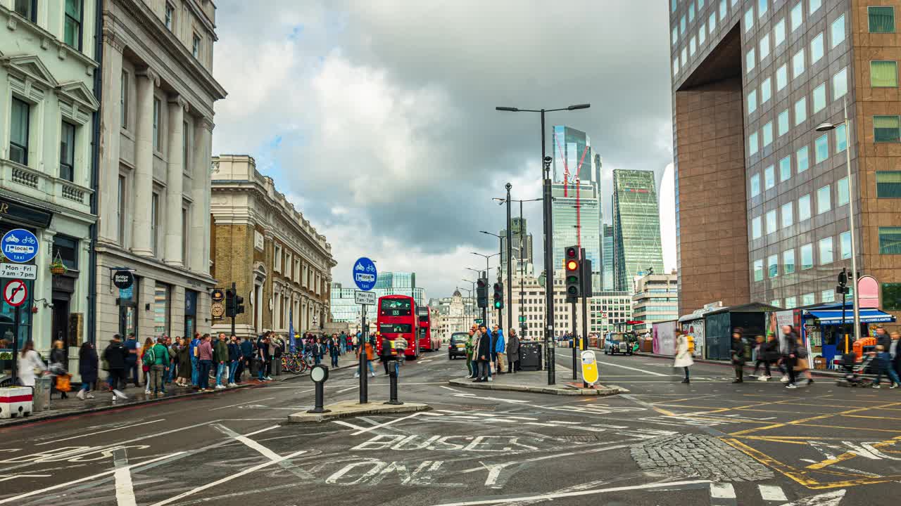 英国伦敦，英国，英国，欧洲，旅游和目的地旅游概念，拥挤的行人和游客穿过有红绿灯的道路视频下载