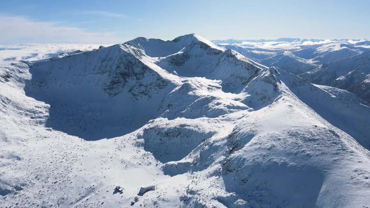 保加利亚穆萨拉峰附近的里拉山冬季景观视频素材