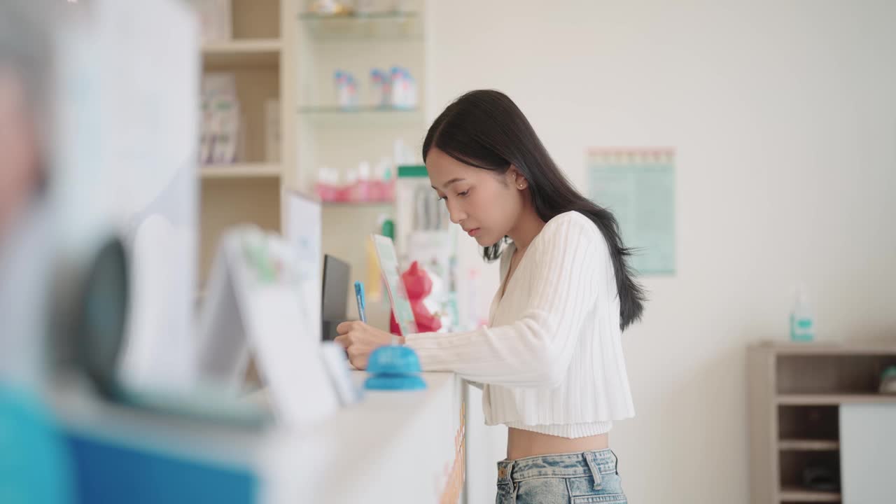 女病人在诊所填写表格视频素材