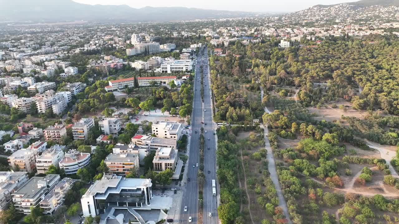 飞过建筑物和公园之间的城市道路视频素材