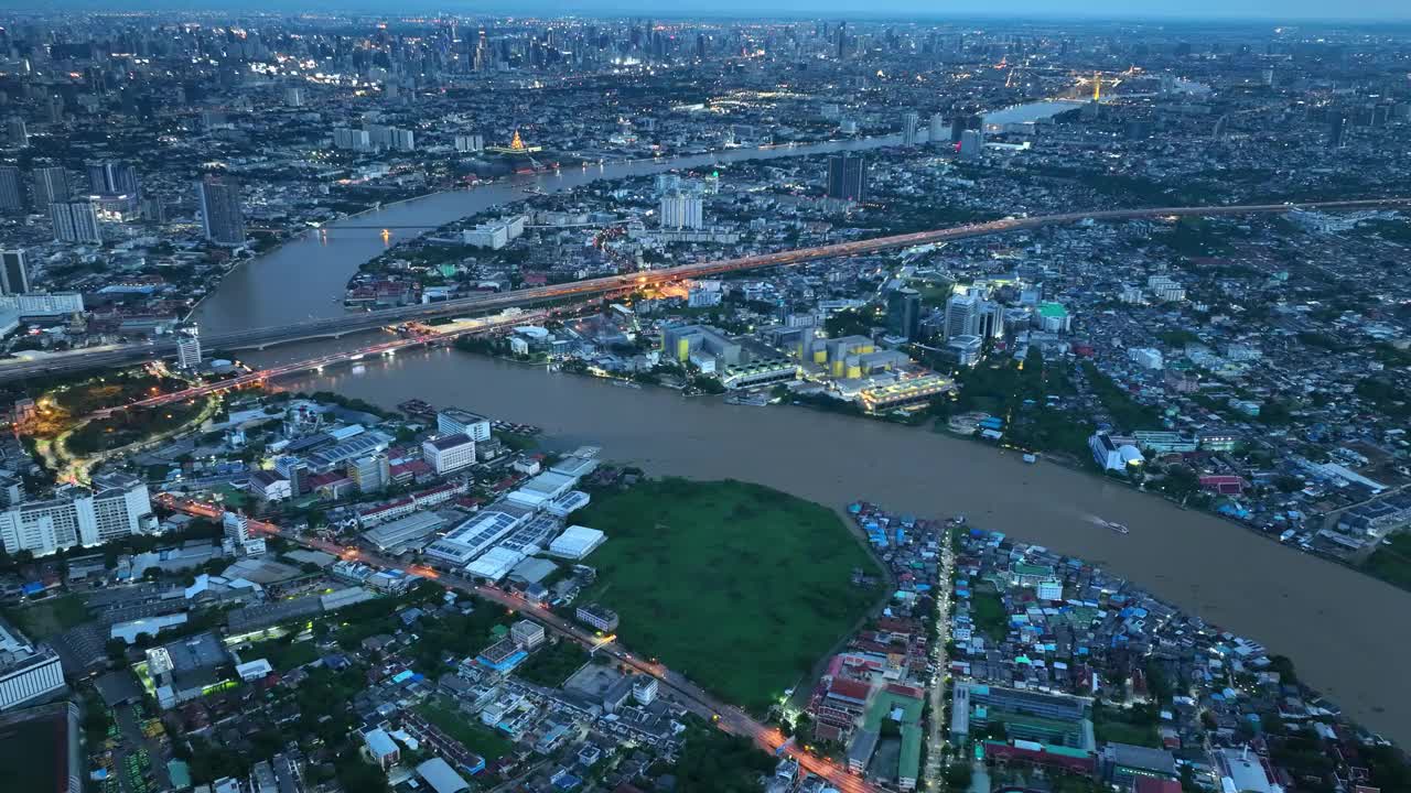 美丽的日落到英国伦敦现代天际线的夜间延时视图，阳光从摩天大楼照射进来，晚上下雨视频下载