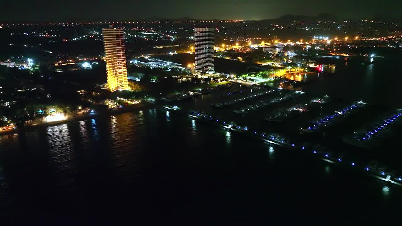 海上，港口，船只和城市建筑的空中无人机视图。度假小镇的壮丽景色，乘坐不同大小的游艇飞越滨海湾视频下载