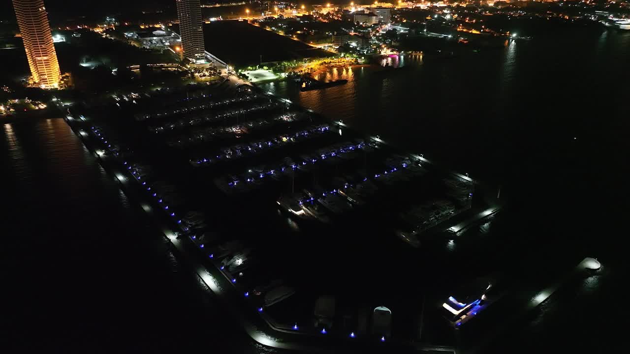 海上，港口，船只和城市建筑的空中无人机视图。度假小镇的壮丽景色，乘坐不同大小的游艇飞越滨海湾视频下载