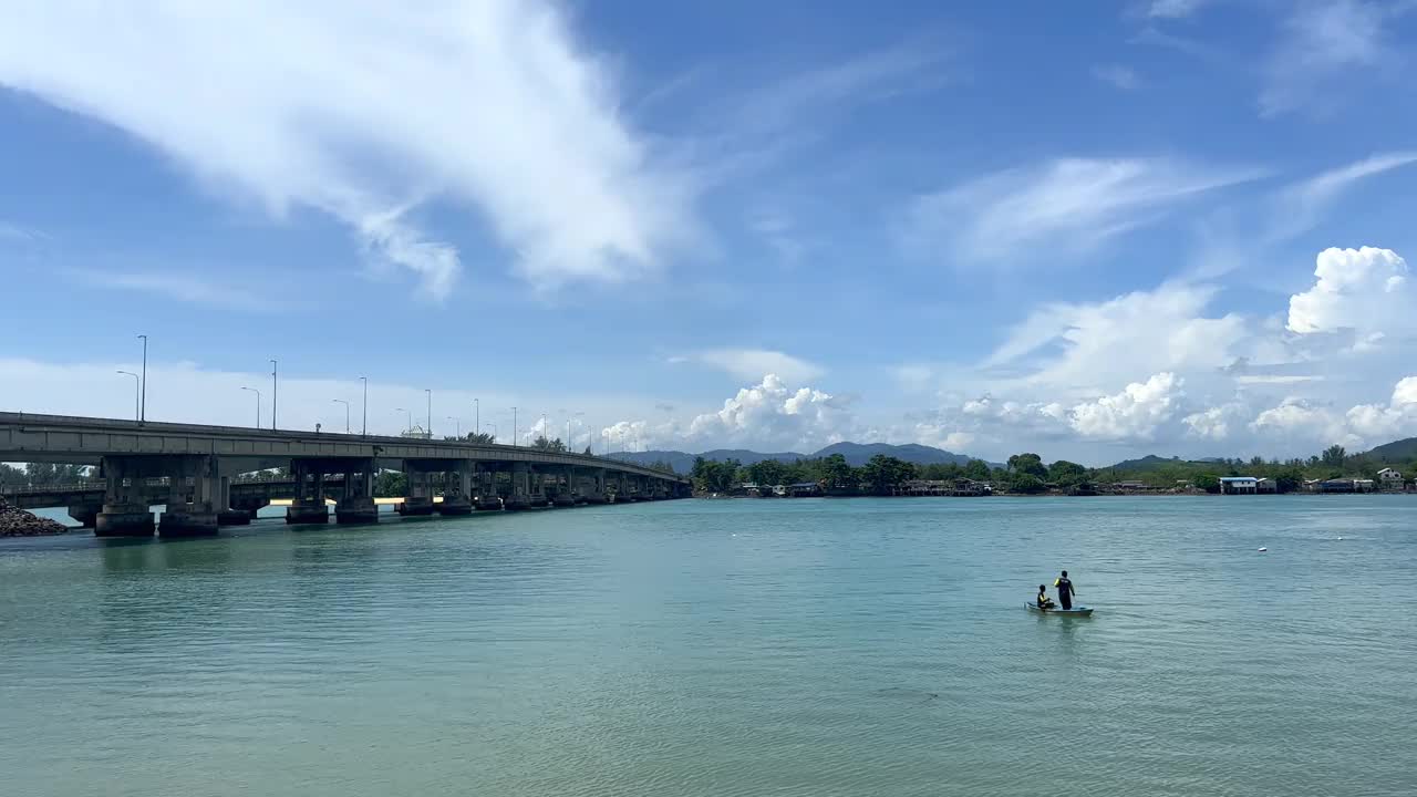 普吉岛的Sarasin大桥横跨大海视频下载