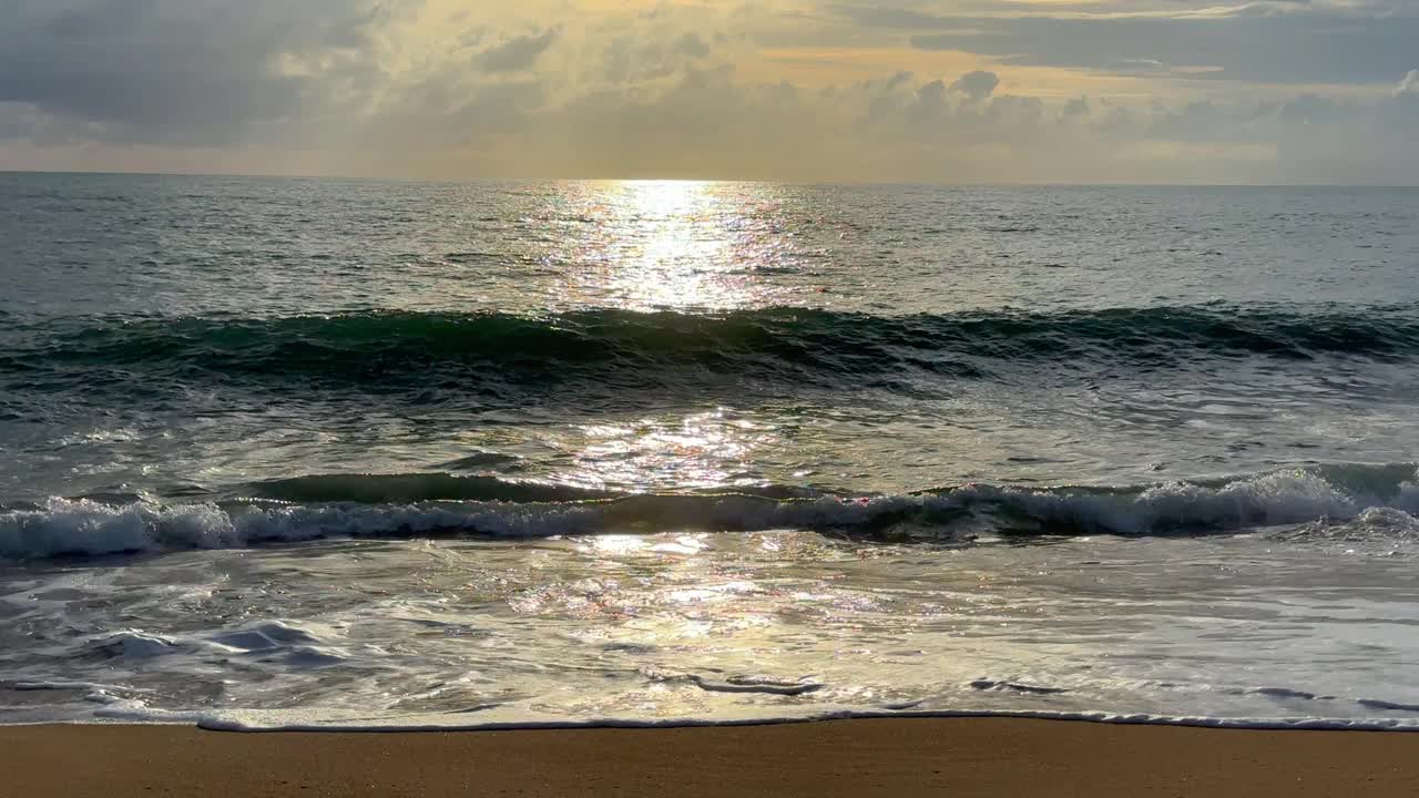 夕阳倒映在海水上视频下载