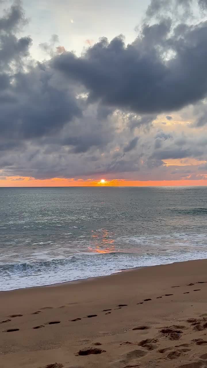 强大的戏剧性风暴云在海洋海滩视频素材