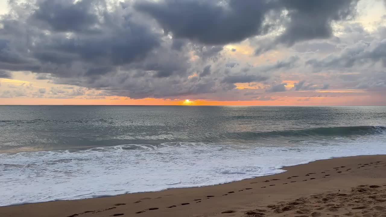 强大的戏剧性风暴云在海洋海滩视频素材