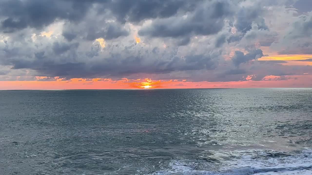 强大的戏剧性风暴云在海洋海滩视频下载