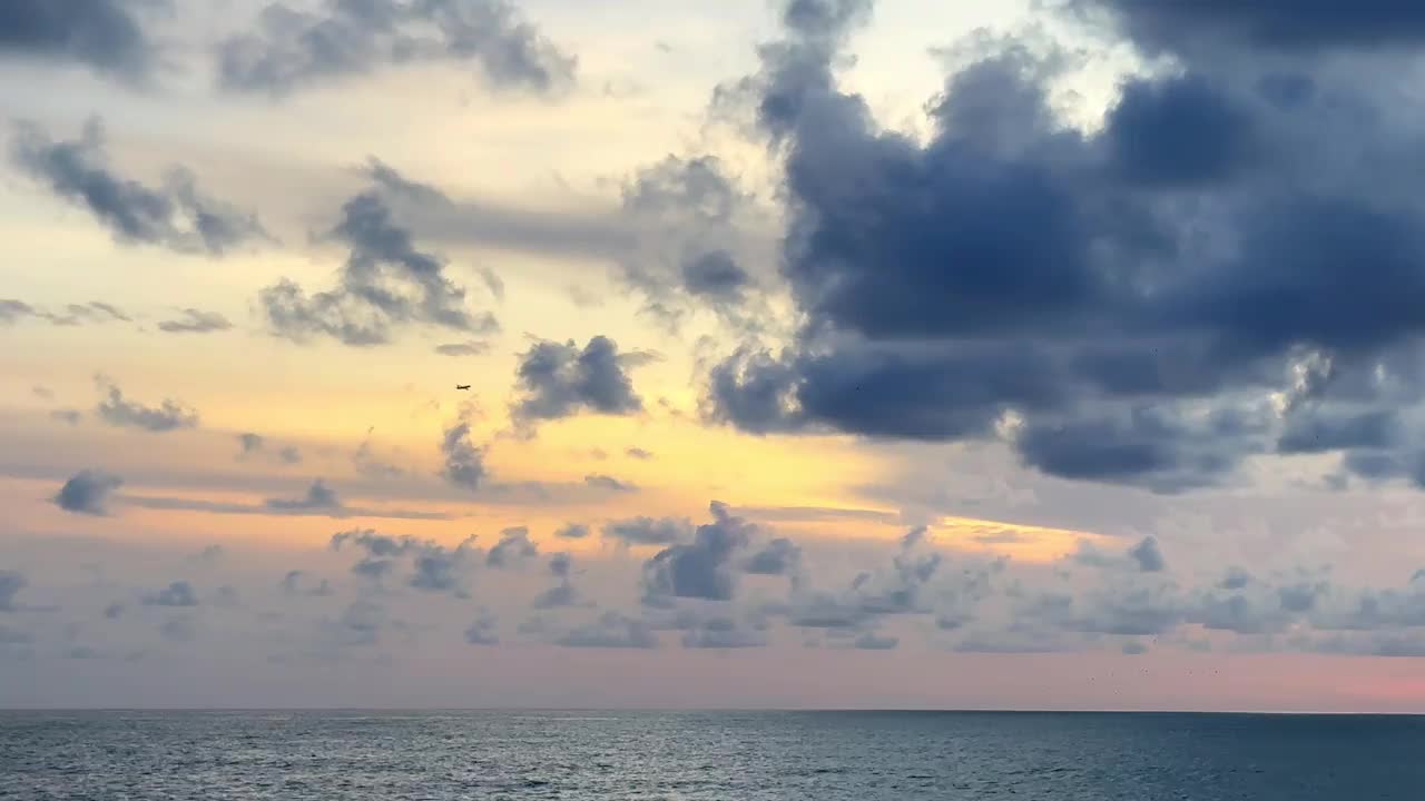 飞机飞过有风暴云的海面，有声音的视频视频下载