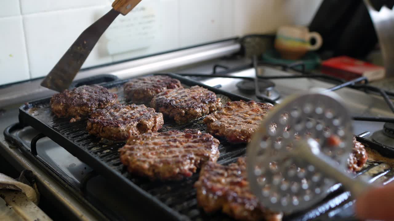 烧烤美食家:刚从烧烤架上摘下来的自制汉堡视频下载