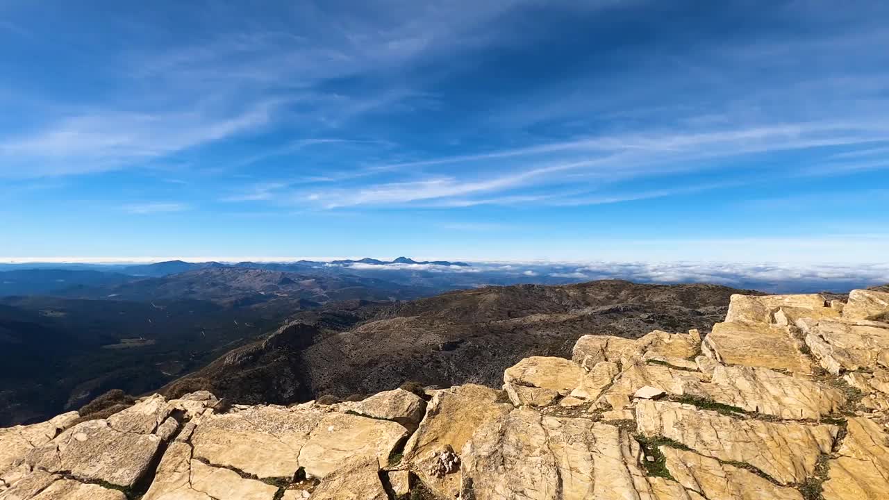 从小径到托雷西拉峰的全景视频下载