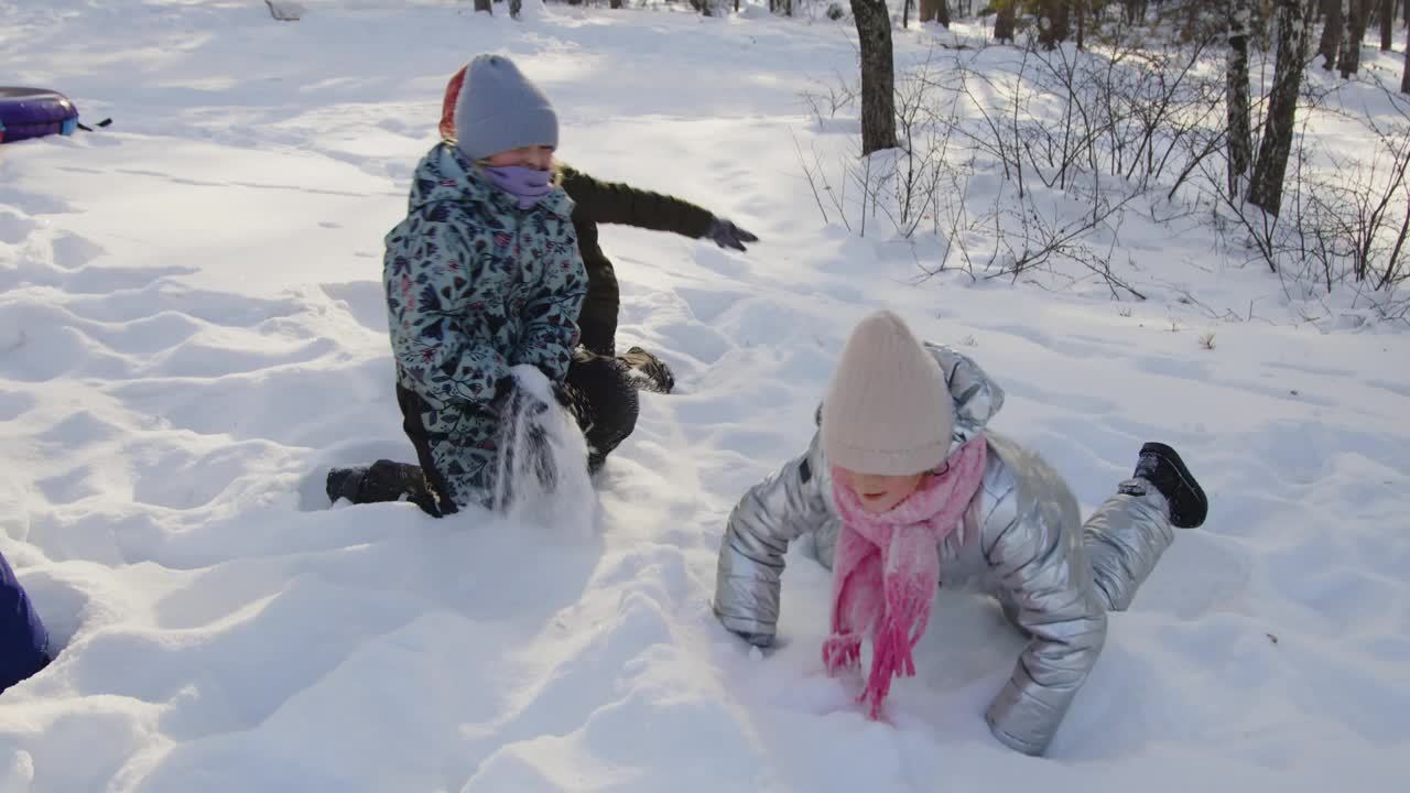 小朋友在冬天的公园里玩雪视频下载