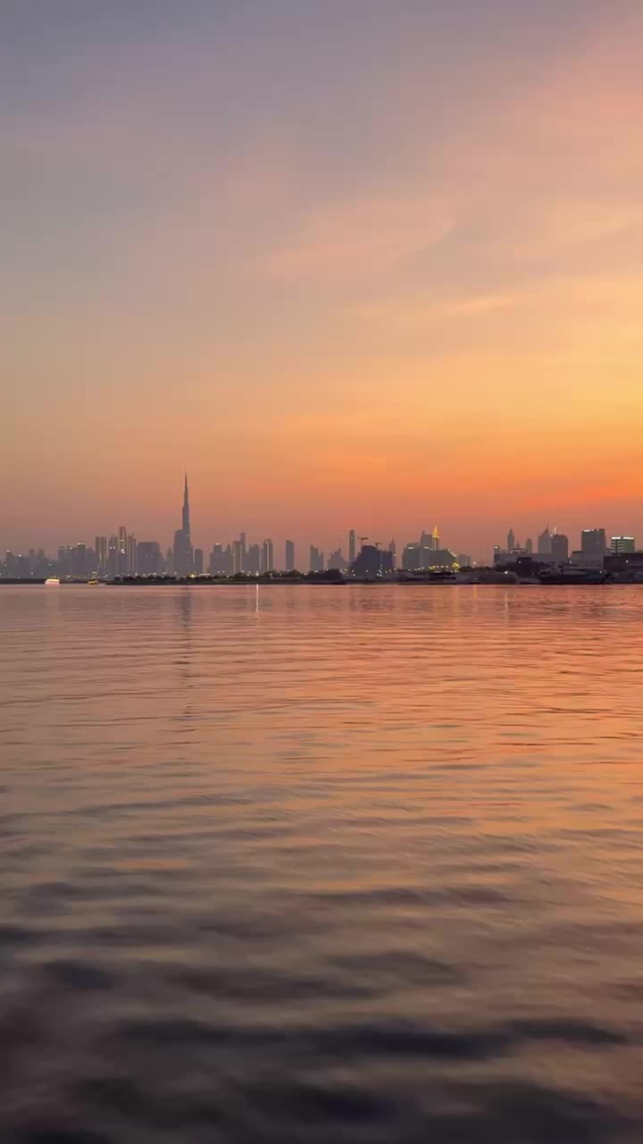 从迪拜河港欣赏迪拜市中心的日落美景视频素材