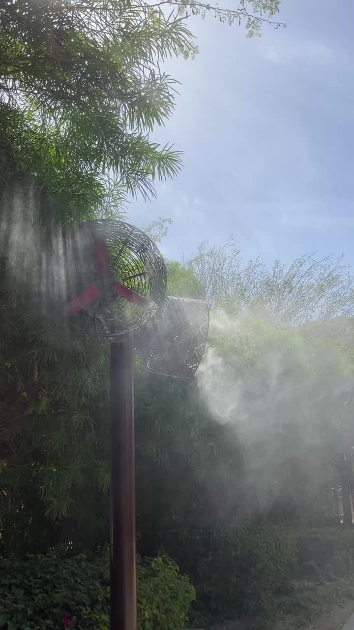 雾冷却系统在炎热的夏天，室外冷却立式风扇视频下载