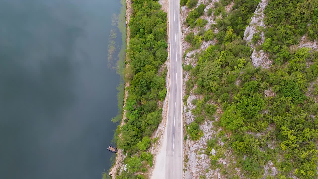 沿着平静的湖边路边开车视频下载