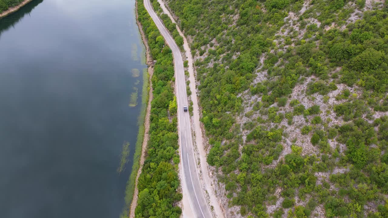 与水平行行驶的湖边公路视频下载