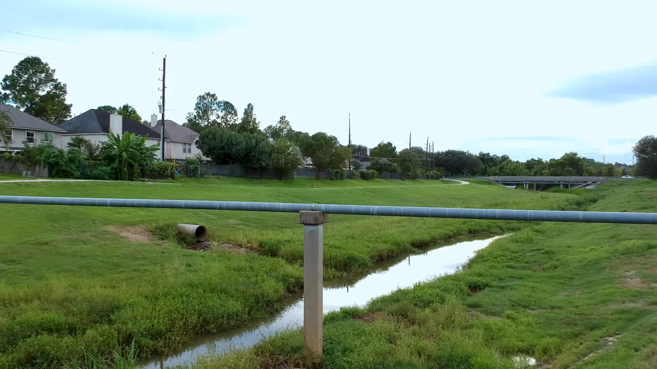 空中吊车拍摄的郊区泄洪渠视频下载