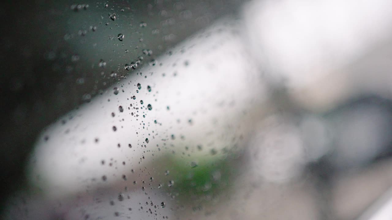 雨滴在汽车表面的特写视频素材