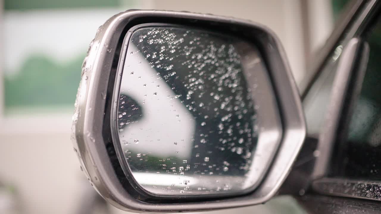 雨滴在汽车表面的特写视频下载