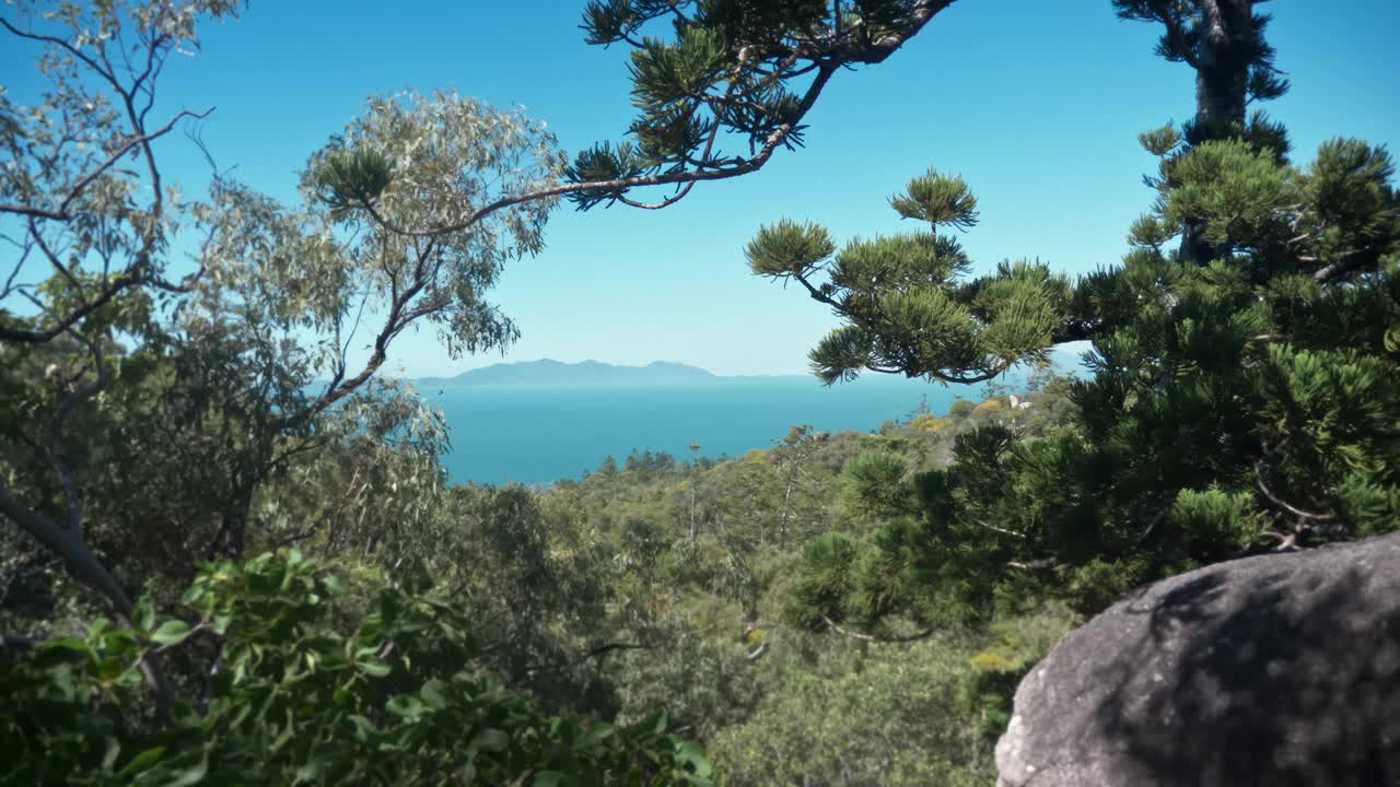 附近的海滩，磁性岛，假日，蓝水周围的景色视频下载