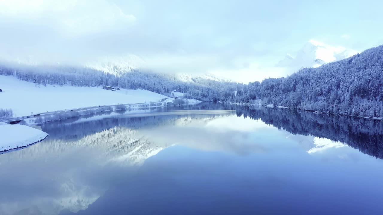 雪山环绕的宁静湖面上的倒影视频下载