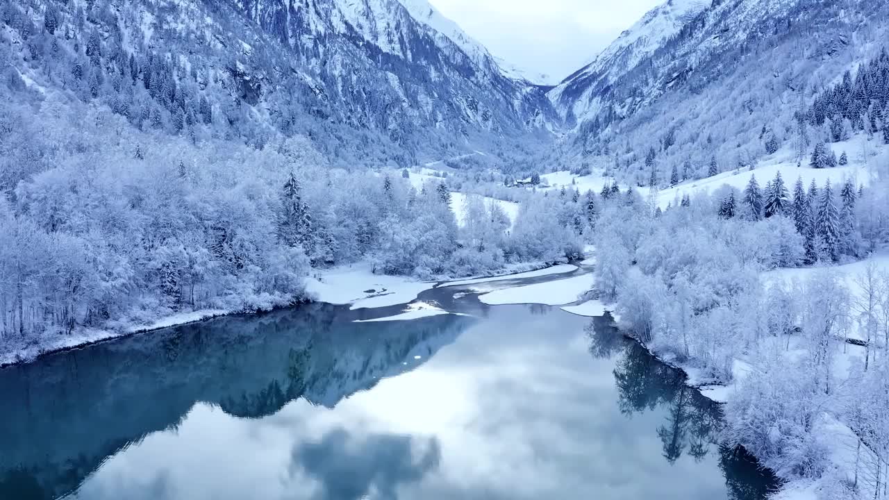 阳光照在宁静的湖面上，反射出雪山视频素材