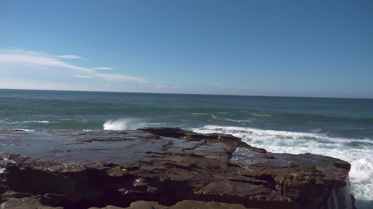 大西洋的巨浪。大西洋的波浪和岩石。美丽的海景。大西洋蔚蓝的大海和巨浪冲击着岩石悬崖，溅起水花。视频下载