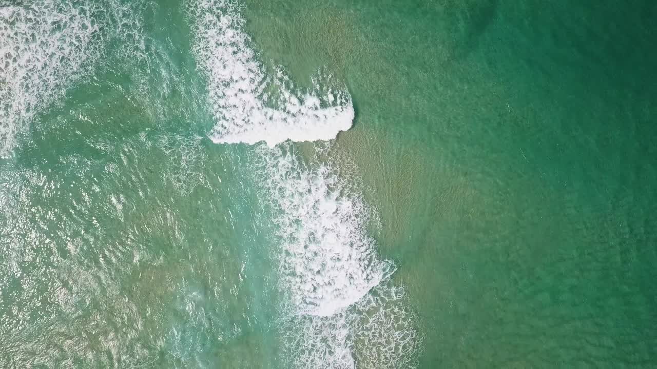 一群冲浪者在黄金海岸的大浪上划桨。概念美与和平在运动中在野性的自然视频素材