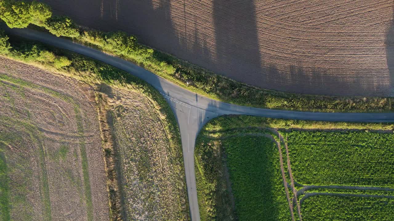 乡村三通路口(t型路口)的旋转无人机/鸟瞰图视频素材