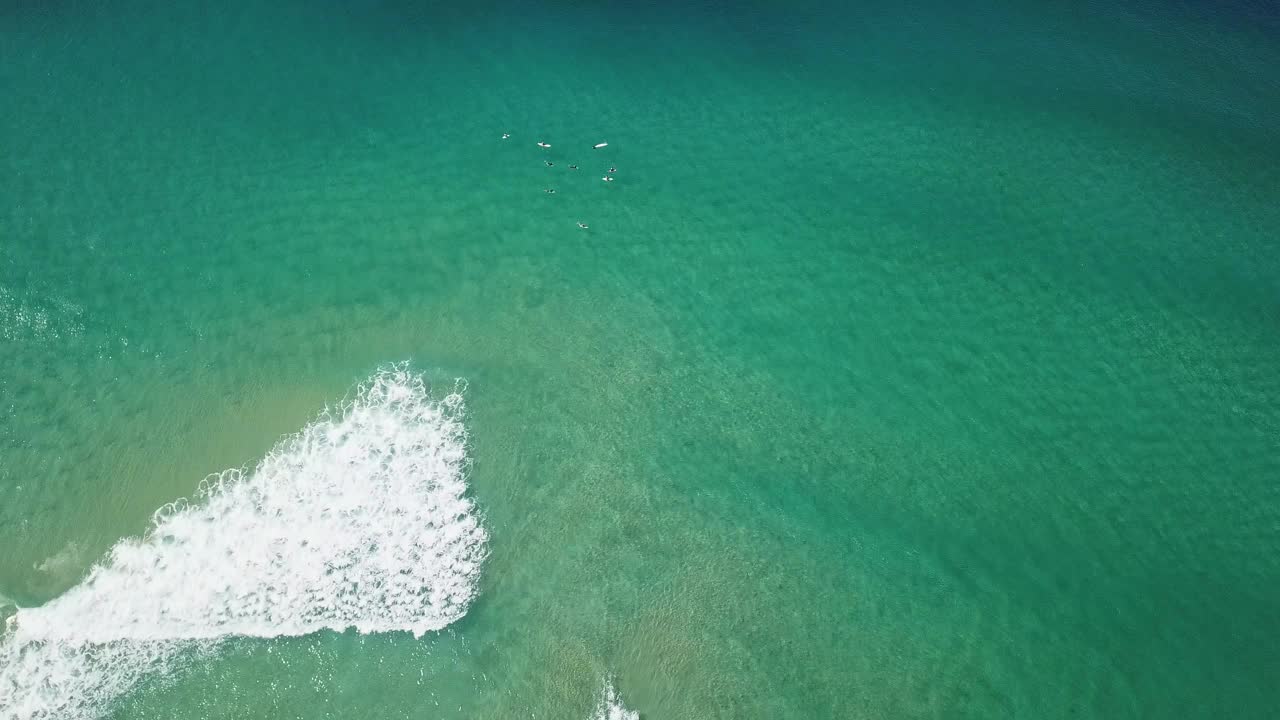 一群冲浪者在黄金海岸的大浪上划桨。概念美与和平在运动中在野性的自然视频下载