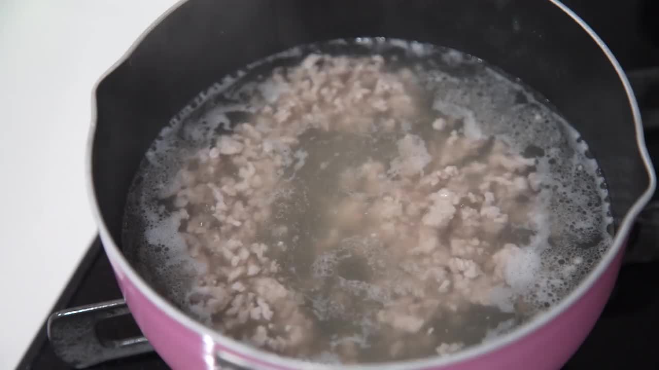 制作秋葵肉末汤视频下载