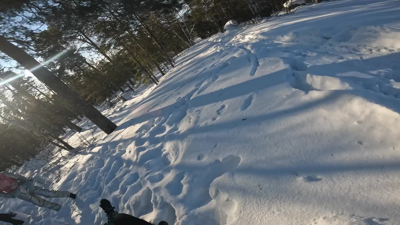 与朋友在冬季公园玩雪的慢镜头视频下载