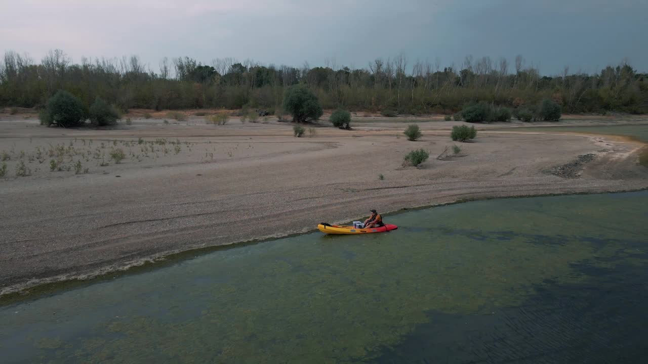 水性冒险。日落皮划艇之旅，鸟瞰。视频下载