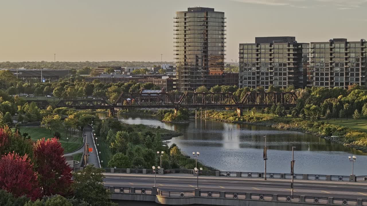 Columbus Ohio Aerial v63在日落时拍摄了竞技场区Scioto河上的桥梁和河畔公寓-使用Mavic 3 Pro Cine拍摄- 2023年9月21日视频素材